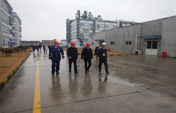 江市長(zhǎng)帶隊(duì)到慧聚藥業(yè)檢查安全生產(chǎn)工作